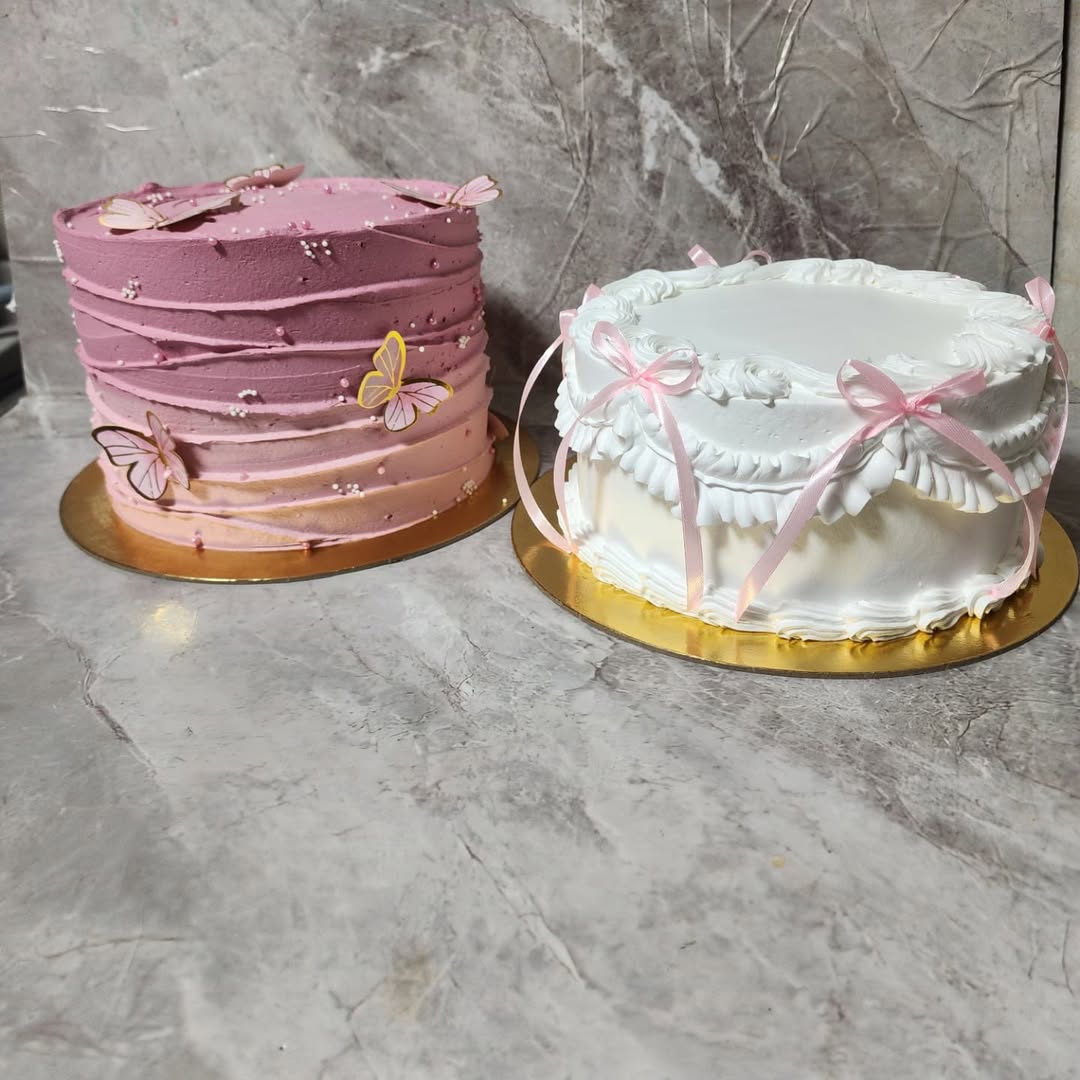 كيك أبيض وردي