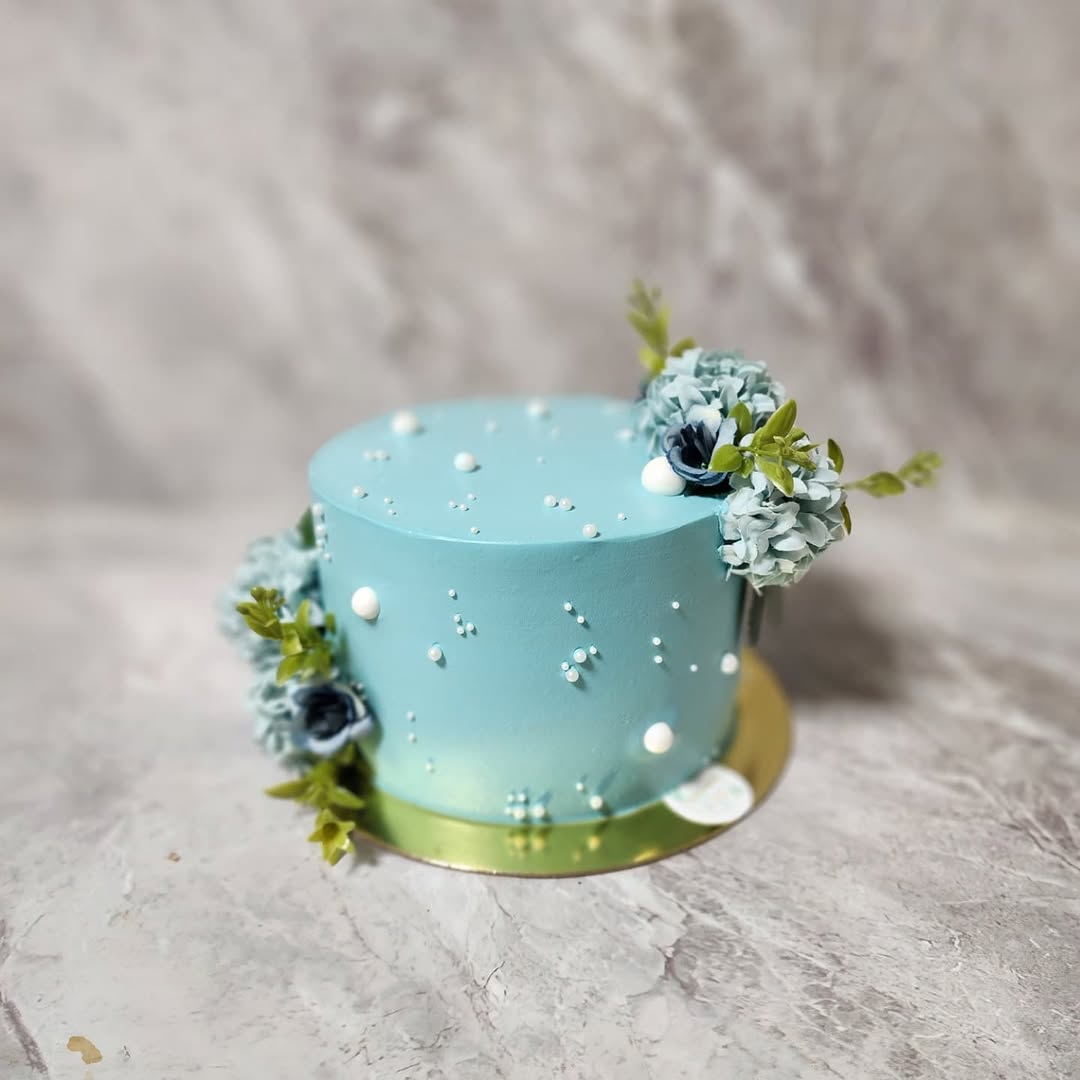 كيك دائري بالورد